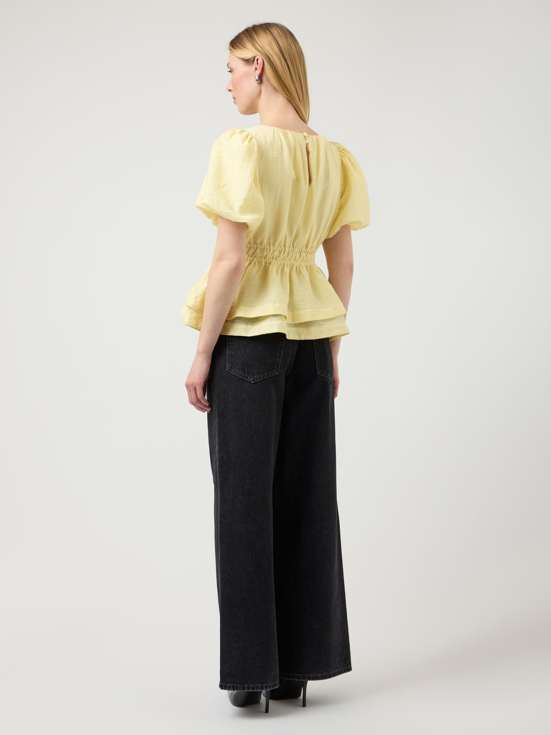 model_shot-back